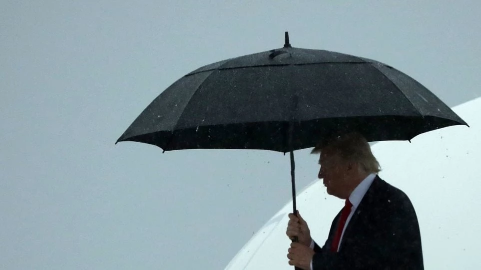 Ο γαλλικός στρατός τρολάρει τον Τραμπ γιατί δεν πήγε σε κοιμητήριο Αμερικανών στρατιωτών λόγω βροχής